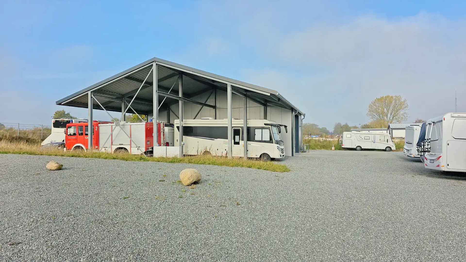 Überdachte Carport-Stellplätze