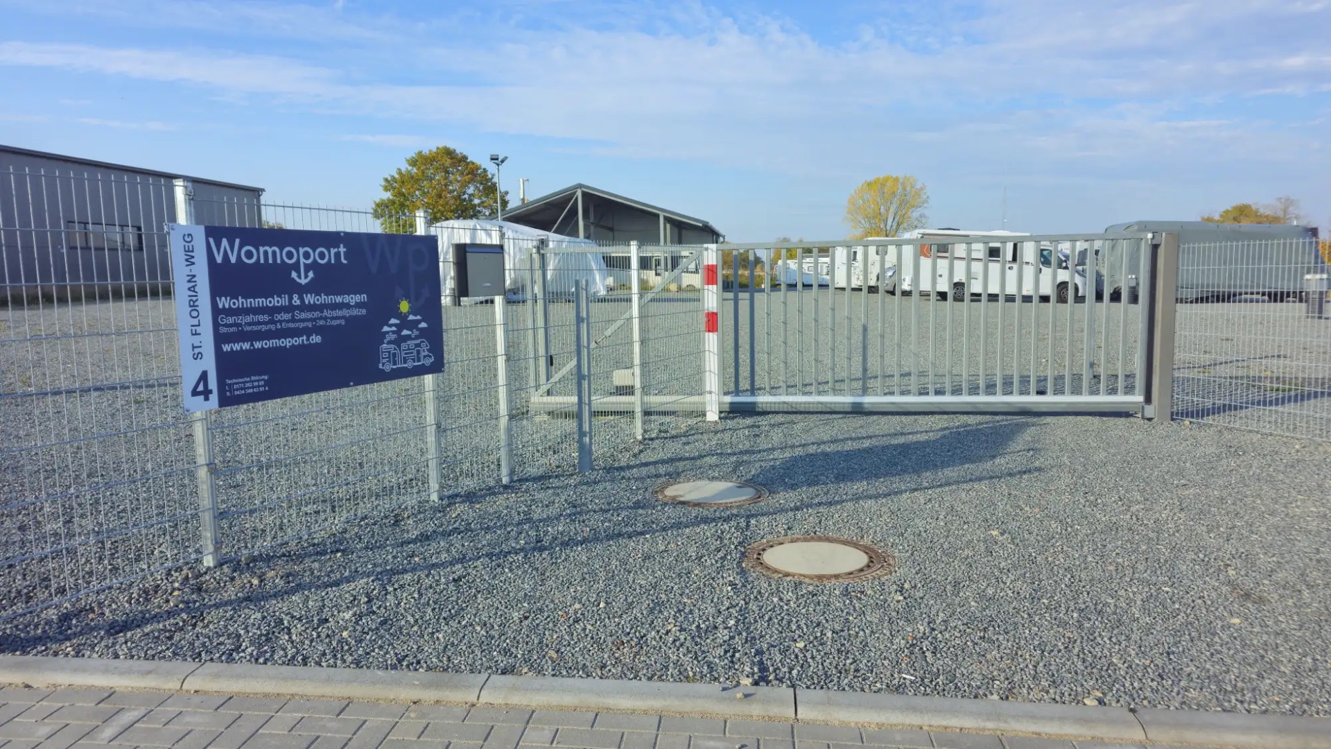 Einfahrt mit elektrischer Toranlage