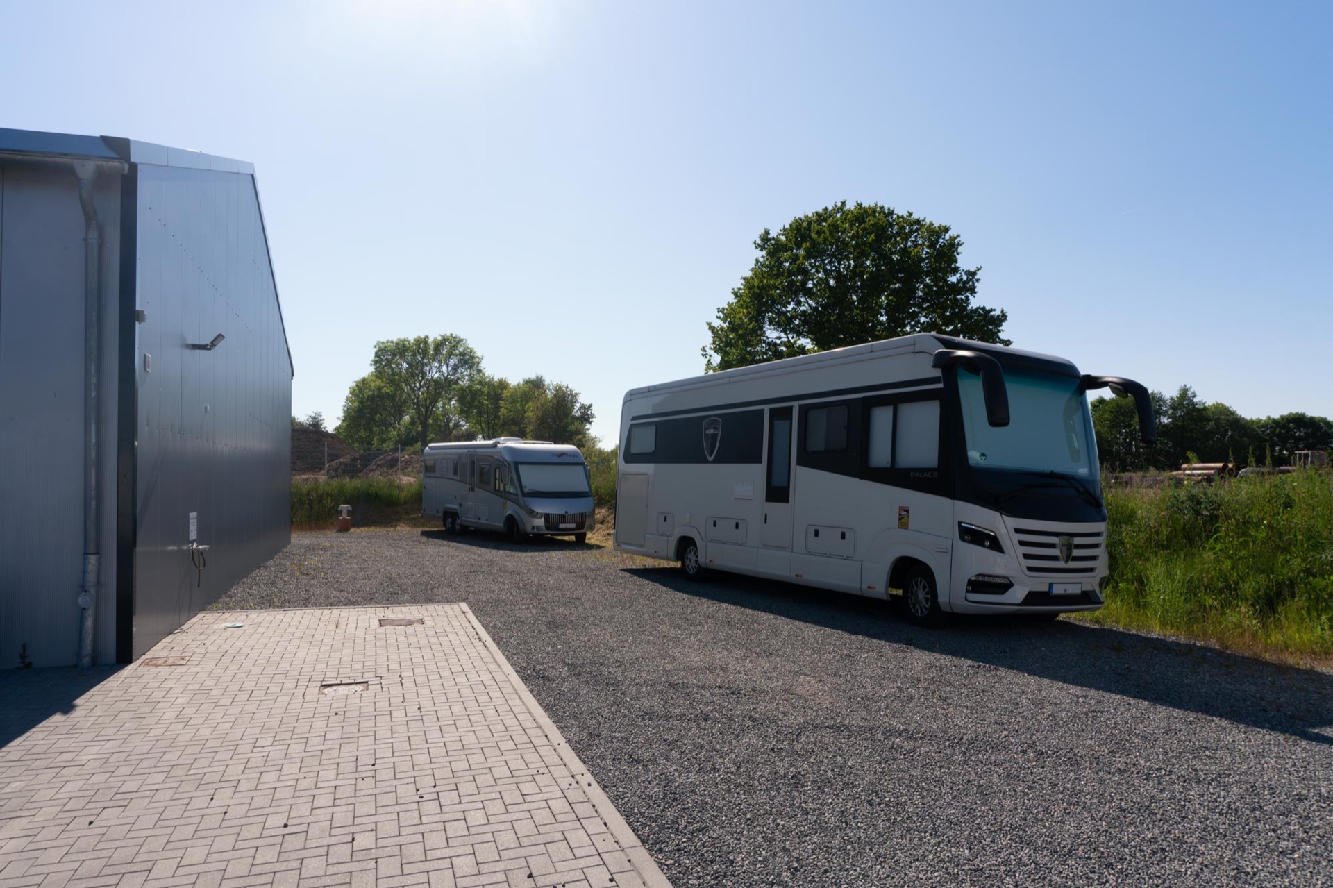 Stellfläche mit Wohnmobil